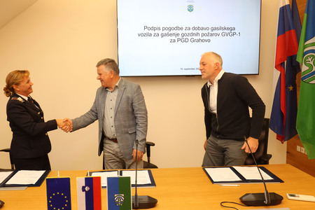 PODPIS POGODBE ZA DOBAVO GASILSKEGA VOZILA PGD GRAHOVO 07 FOTO LJUBO VUKELIČ